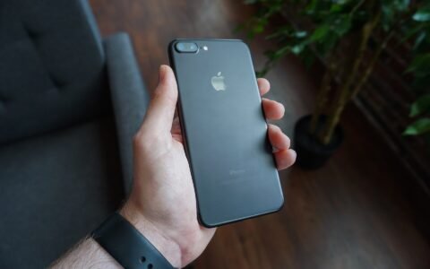 Hand holding a smartphone to use the eGovPH app