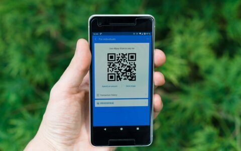 Smartphone screen showing a QR code used for digital bus boarding